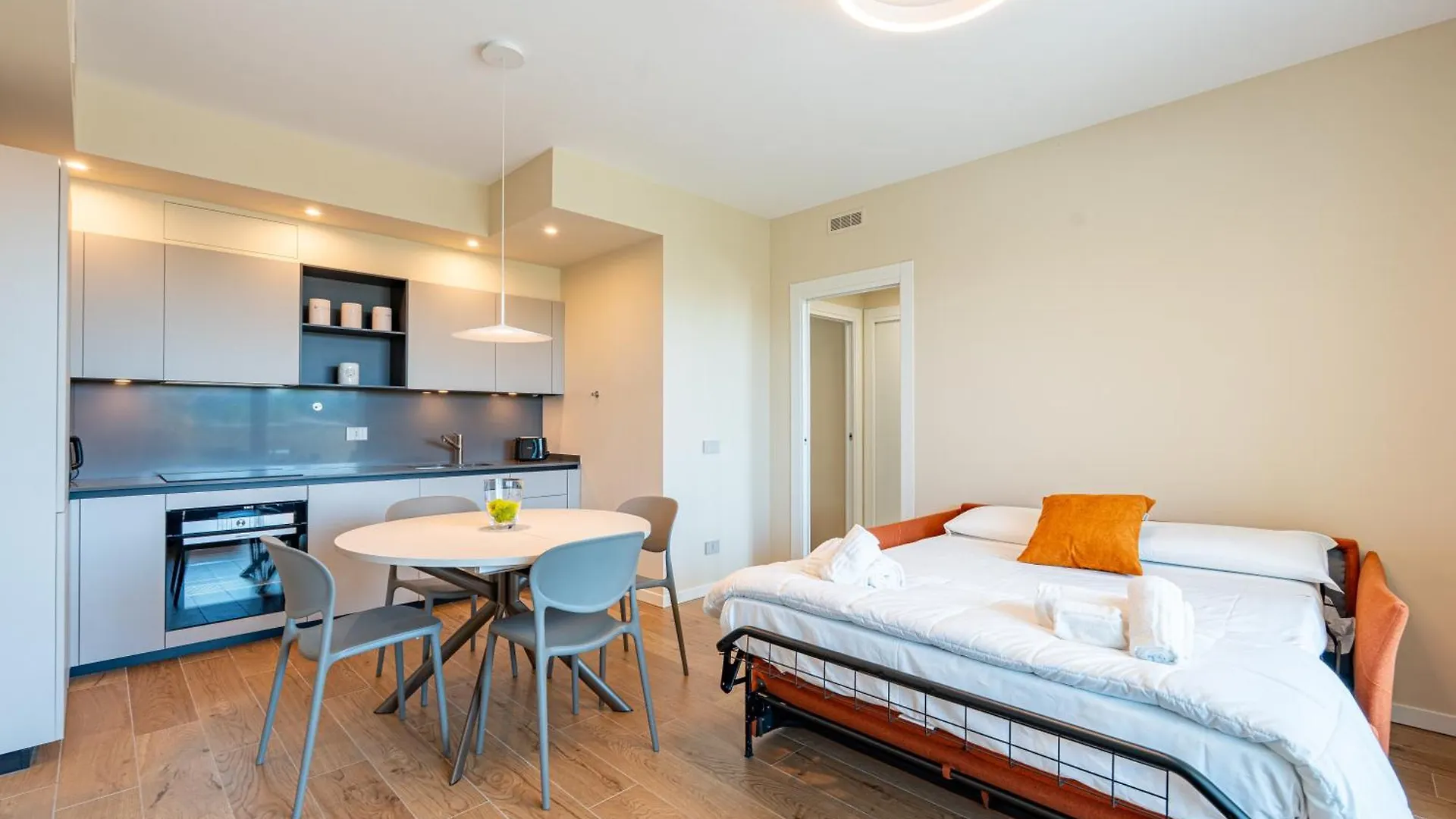 Light Garden-Luxury Apartment With Private Parking Μόνζα Ιταλία