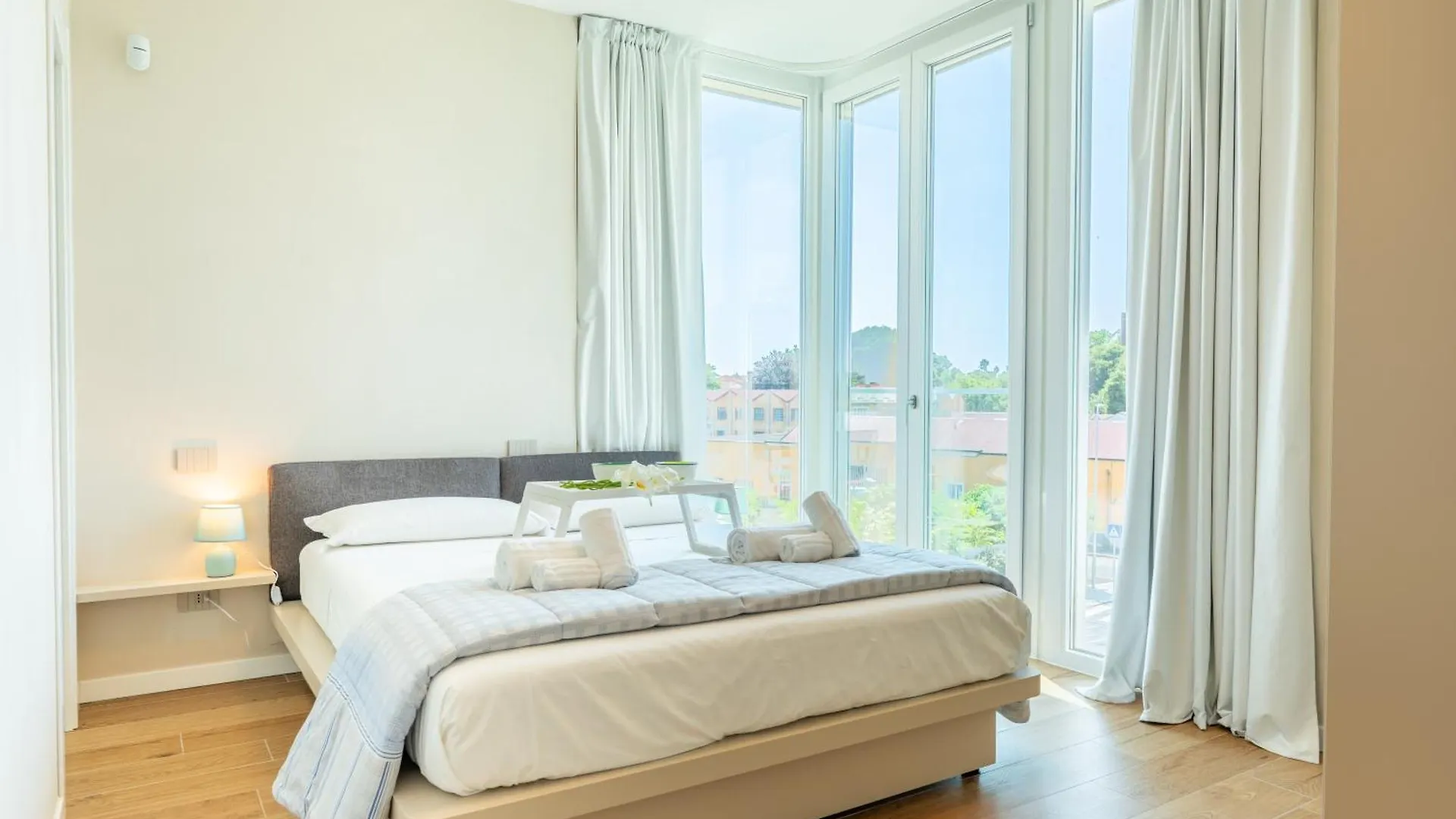 Light Garden-Luxury Apartment With Private Parking Μόνζα